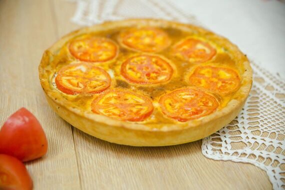 Киш с творогом и помидорами